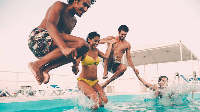 Amis au bord d'une piscine de camping - ©Shutterstock