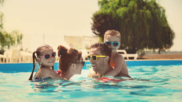 Famille dans une piscine - ©Shutterstock