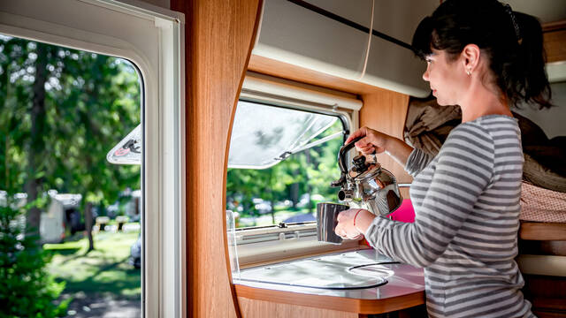 Le plaisir du camping d'une camping-cariste - ©Shutterstock