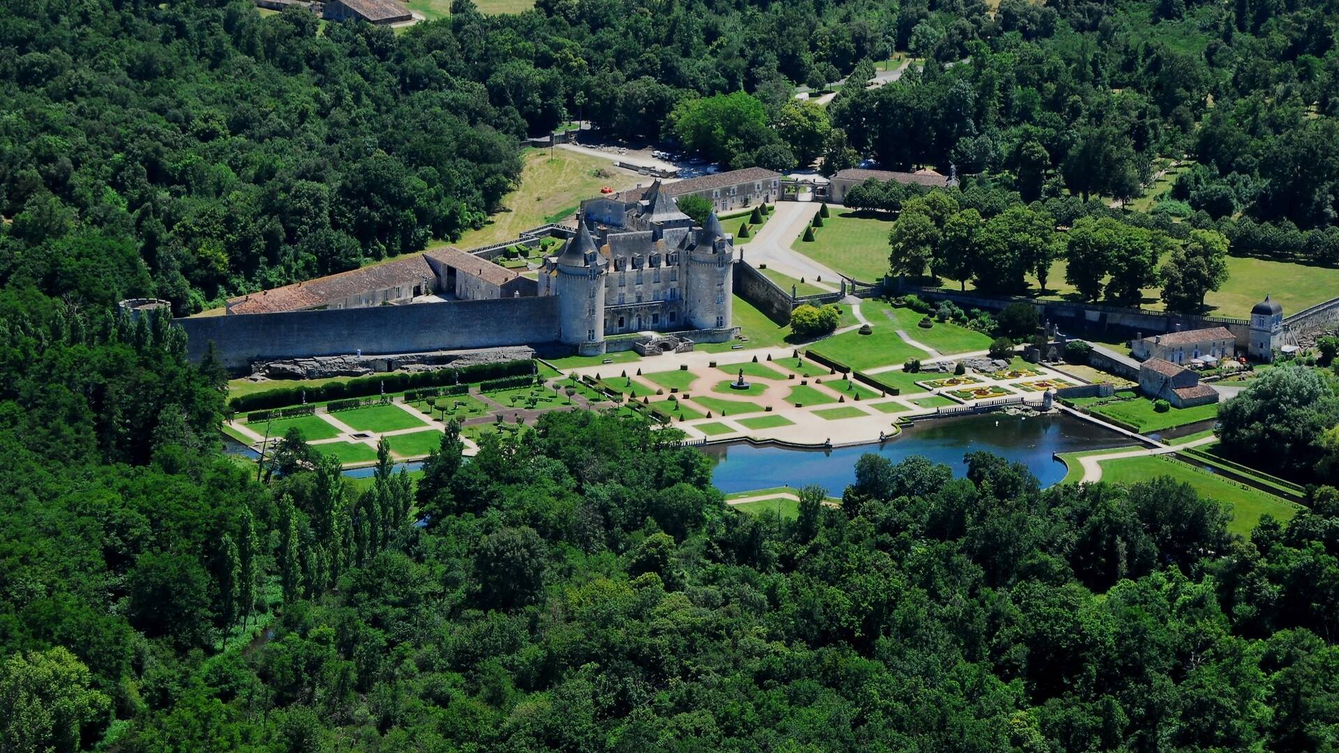 Vue aérienne du château de la Roche-Courbon - ©FDHPA17