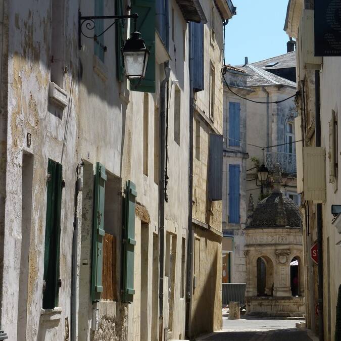 Typical small street in the centre of Saint Jean d'Angély - © P.Migaud / FDHPA17